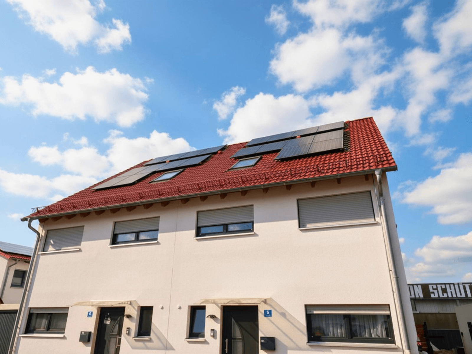 Photovoltaikanlage auf einem Doppelhaus in Obertraubling